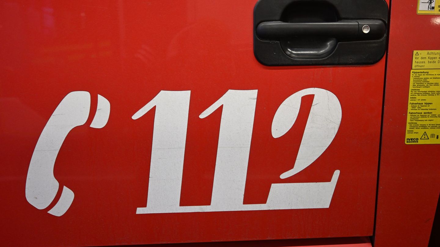 Der Einsatz findet der Feuerwehr zufolge in einem Wohngebiet statt. (Symbolbild) Foto: Felix Hörhager/dpa