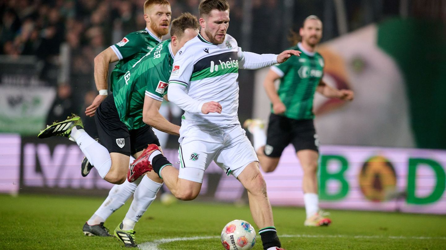 Torjäger Benjamin Källman brachte Hannover in Münster in Führung. Foto: Bernd Thissen/dpa