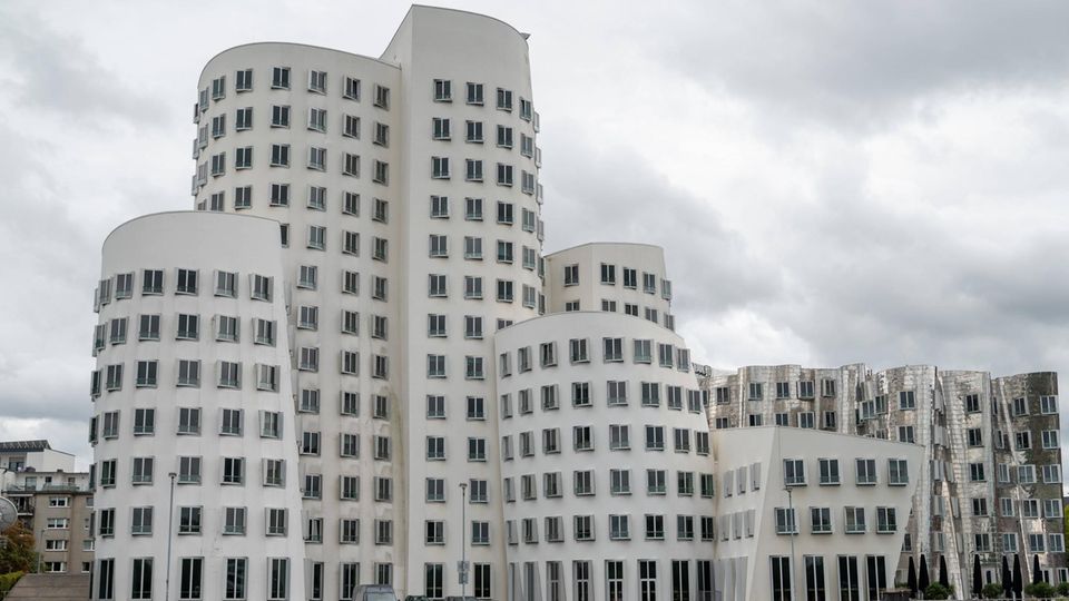 Gebäude von Frank Gehry im Neuen Zollhof in Düsseldorf