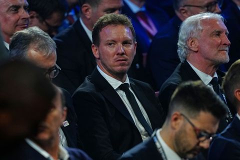 Julian Nagelsmann verfolgt die Auslosung an der Seite von Rudi Völler. Foto: Jia Haocheng/POOL Xinhua/AP/dpa