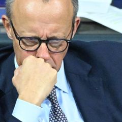 Die Rente ist durch - was kommt nun als nächstes auf den Kanzler zu? Foto: Christophe Gateau/dpa