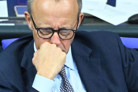 Die Rente ist durch - was kommt nun als nächstes auf den Kanzler zu? Foto: Christophe Gateau/dpa