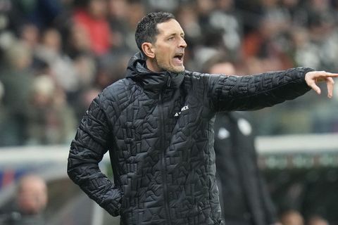 Eintracht Frankfurt um Trainer Dino Toppmöller bekommt es am Samstag auswärts mit RB Leipzig zu tun. (Archivbild) Foto: Thomas F