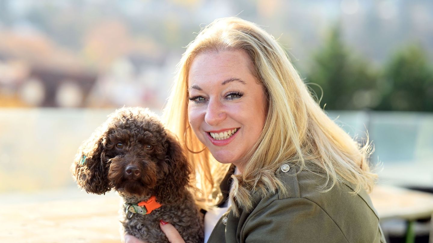 In der "Lindenstraße" spielte Rebecca Siemoneit-Barum "Iffi Zenker", die versuchte, den Spagat zwischen Arbeit und Mutter zu mei