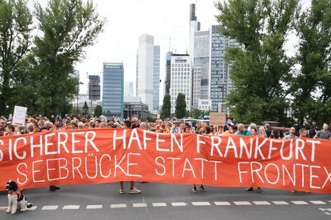 Auch Frankfurt hat sich 2021 der Initiative "Sicherer Hafen" der Seebrücke angeschlossen. (Archivfoto) Foto: Arne Dedert/dpa