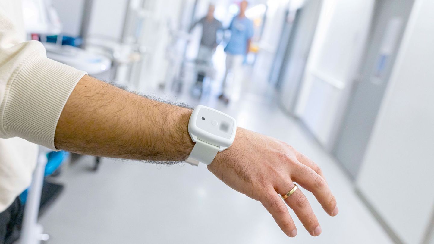 Armbänder wie dieses mit einem Transponder sollen helfen, die Verbreitung multiresistenter Erreger einzudämmen. Foto: Michael Ma