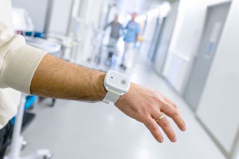Armbänder wie dieses mit einem Transponder sollen helfen, die Verbreitung multiresistenter Erreger einzudämmen. Foto: Michael Ma
