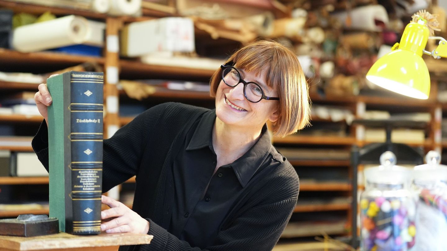 Die Kieler Universitätsbuchbinderei Fritz Castagne feiert 225. Geburtstag. Hier im Bild Inhaberin Stefanie Tönnis. Foto: Marcus