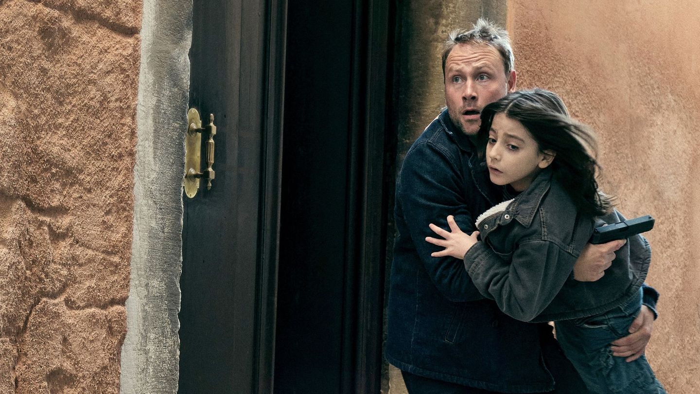 Max Riemelt (Angelo/Gabriel Wendt) und Ettore Rossetto (Rolle Luca) in einer Szene aus "Spurlos in Venedig". Foto: Alfie Samba/A