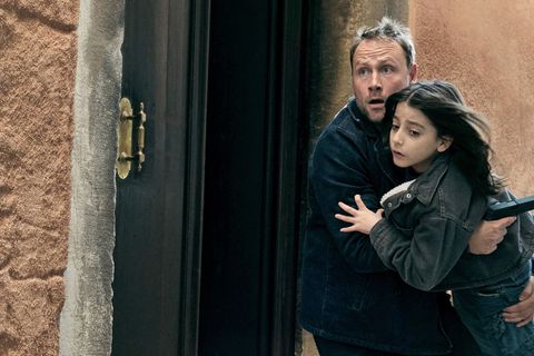 Max Riemelt (Angelo/Gabriel Wendt) und Ettore Rossetto (Rolle Luca) in einer Szene aus "Spurlos in Venedig". Foto: Alfie Samba/A