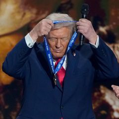 US-Präsident Trump hängt sich die FIFA-Medaille selber um. Foto: Chris Carlson/AP/dpa