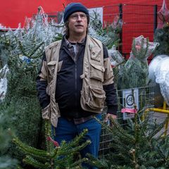 Die bezaubernde Weihnachtgeschichte "Prange – Man ist ja Nachbar" erzählt von einem Titelhelden (Bjarne Mädel), der als scheuer, guter Geist in seinem Hamburger Mietshaus die Pakete für alle Nachbarn annimmt – und sich in Paketbotin Dörte verliebt.