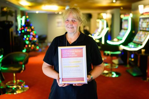 Martina Roos arbeitet seit zwei Jahren in einer Admiral-Spielhalle in Hannover. Eine auslaufende Frist im Spielhallengesetz bere