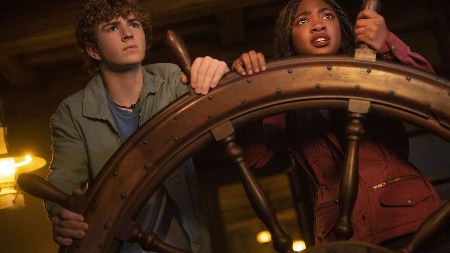 In der zweiten Staffel der Disney+-Serie "Percy Jackson" führt es Percy Jackson (Walker Scobell), begleitet von Annabeth (Leah Sava Jeffries) und Grover, über das unberechenbare Meer der Monster.