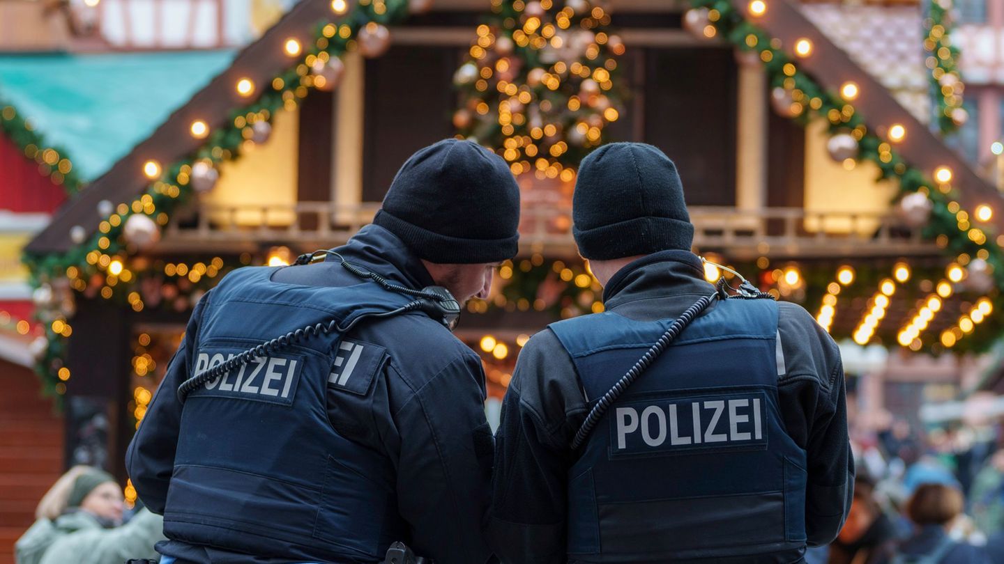 Einsatz auf dem Weihnachtsmarkt: Wegen des randalierenden Mannes rückt die Polizei aus. (Symbolbild) Foto: Andreas Arnold/dpa