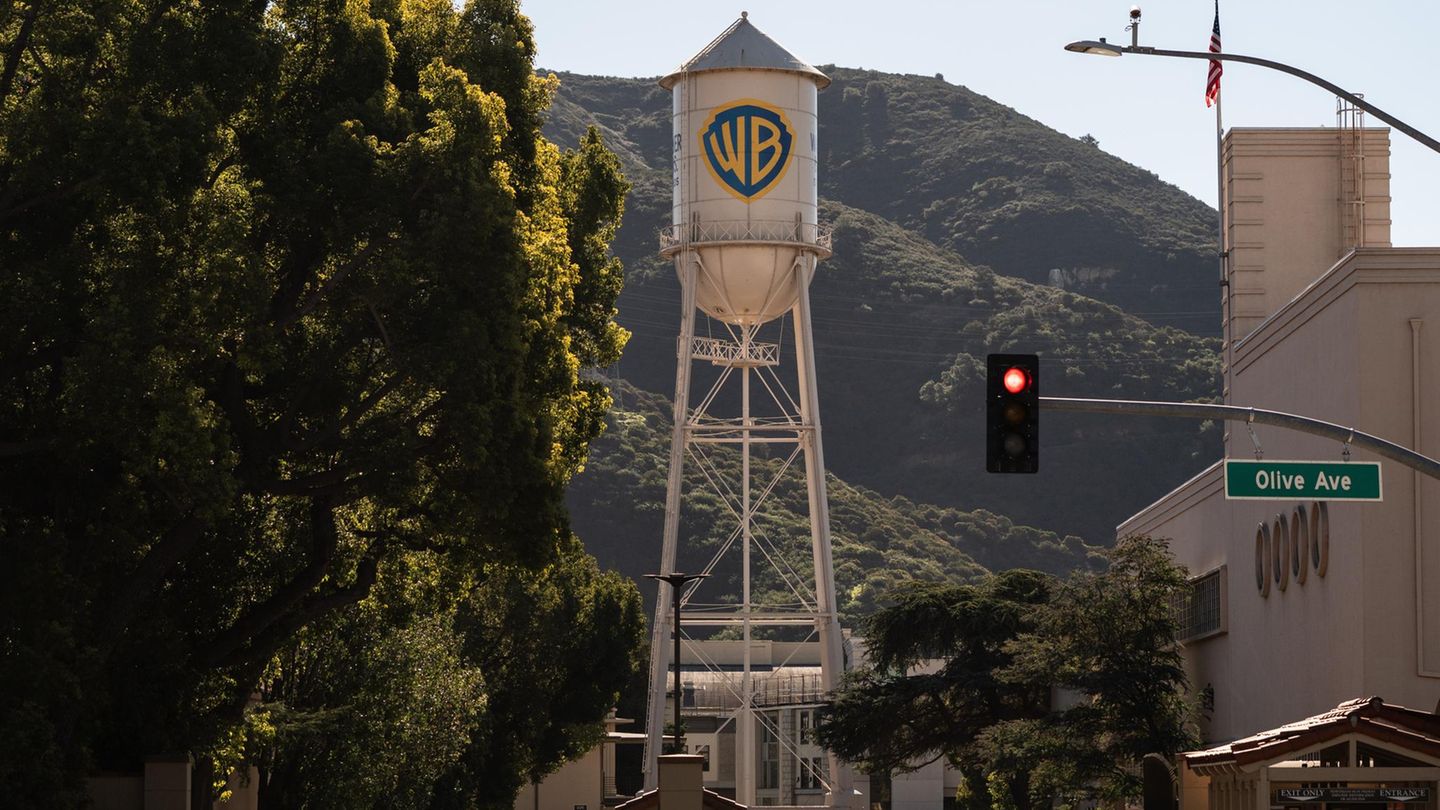 Der Warner Bros. Wasserturm auf dem Gelände der Warner Bros. Studios in Burbank, Kalifornien