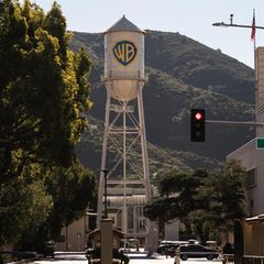 Der Warner Bros. Wasserturm auf dem Gelände der Warner Bros. Studios in Burbank, Kalifornien