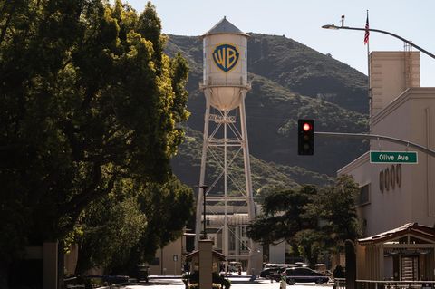 Der Warner Bros. Wasserturm auf dem Gelände der Warner Bros. Studios in Burbank, Kalifornien
