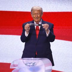 Donald Trump hält bei der Auslosung zur WM ein Papier mit der Aufschrift "USA" in die Kamera