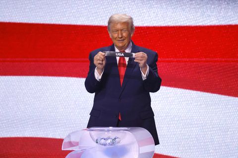 Donald Trump hält bei der Auslosung zur WM ein Papier mit der Aufschrift "USA" in die Kamera