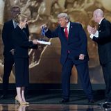 Als Ausrichtungsland erhofft man sich viel von der WM, in der Regel ist aber kein Preis für den Regierungschef auf der Wunschliste. Bei Donald J. Trump ist das anders. Er erhielt endlich seinen Friedenspreis – der extra für die Gelegenheit vom Weltverband Fifa ins Leben gerufen wurde