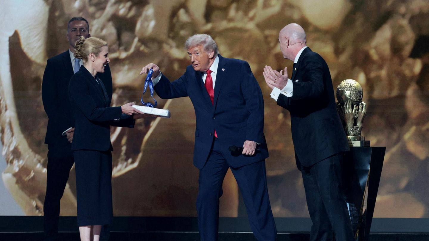 Als Ausrichtungsland erhofft man sich viel von der WM, in der Regel ist aber kein Preis für den Regierungschef auf der Wunschliste. Bei Donald J. Trump ist das anders. Er erhielt endlich seinen Friedenspreis – der extra für die Gelegenheit vom Weltverband Fifa ins Leben gerufen wurde