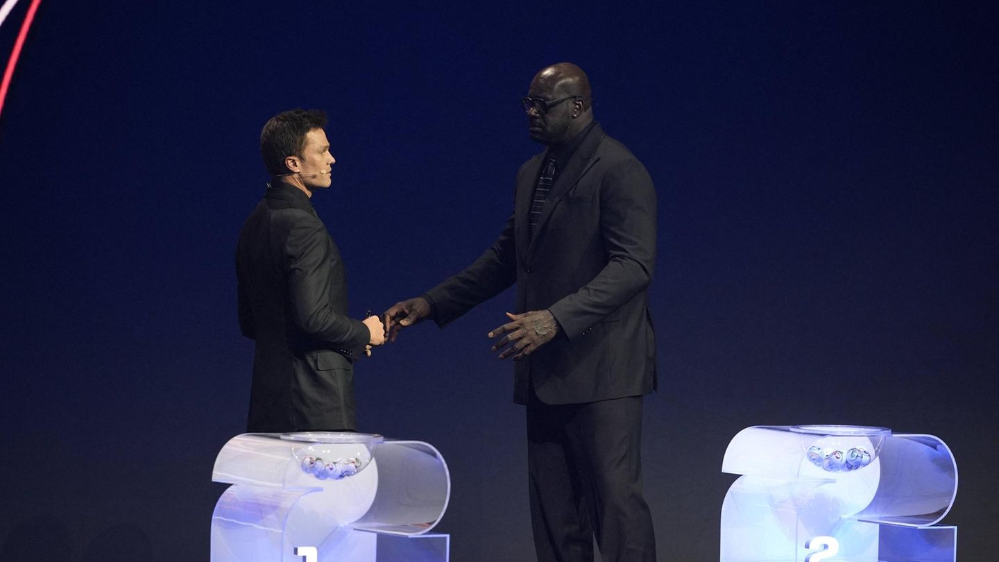 Die Lose wurden nicht nur von Fußball-Stars gezogen. Mit Tom Brady (links) und Shaquille O'Neal waren auch US-Sportlegenden auf der Bühne
