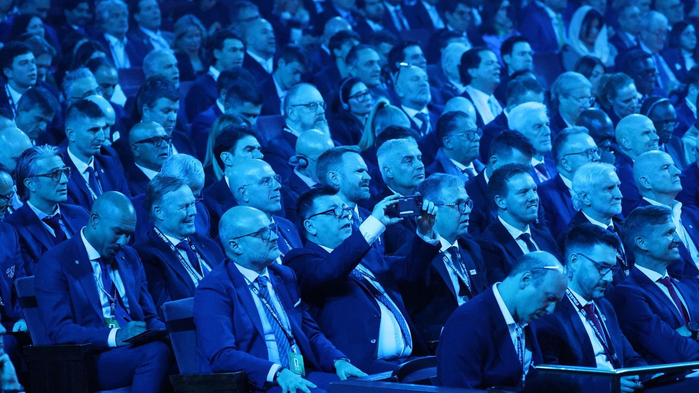 Im Publikum war es deutlich weniger durchmischt als auf der Bühne. In der zweiten Reihe rechts vorne sind Nationaltrainer Julian Nagelsmann und Sportdirektor Rudi Völler zu sehen