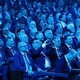 Im Publikum war es deutlich weniger durchmischt als auf der Bühne. In der zweiten Reihe rechts vorne sind Nationaltrainer Julian Nagelsmann und Sportdirektor Rudi Völler zu sehen