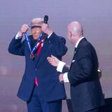 Die Medaille zog sich Trump passenderweise gleich selbst über