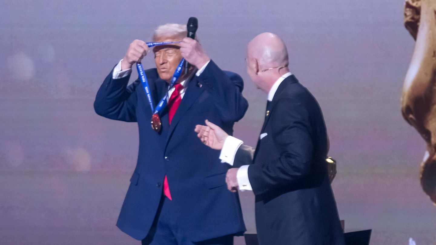 Die Medaille zog sich Trump passenderweise gleich selbst über