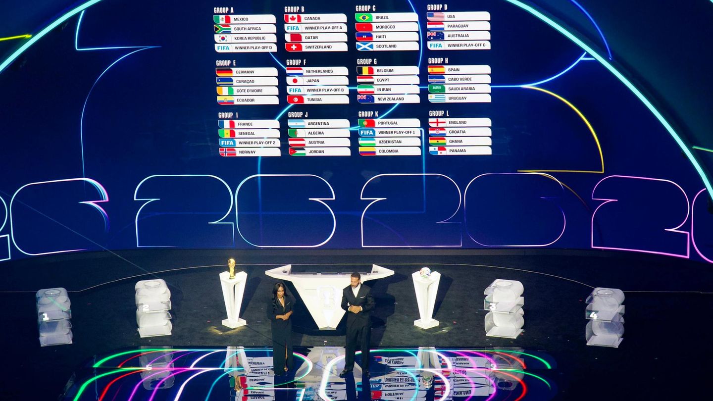 Eigentlich ist das der wichtigste Teil des Abends: Am Ende der Auslosung stand fest, in welcher Konstellation die Länder gegeneinander antreten. Deutschland tritt in Gruppe E gegen Elfenbeinküste, Ecuador und Curacao an