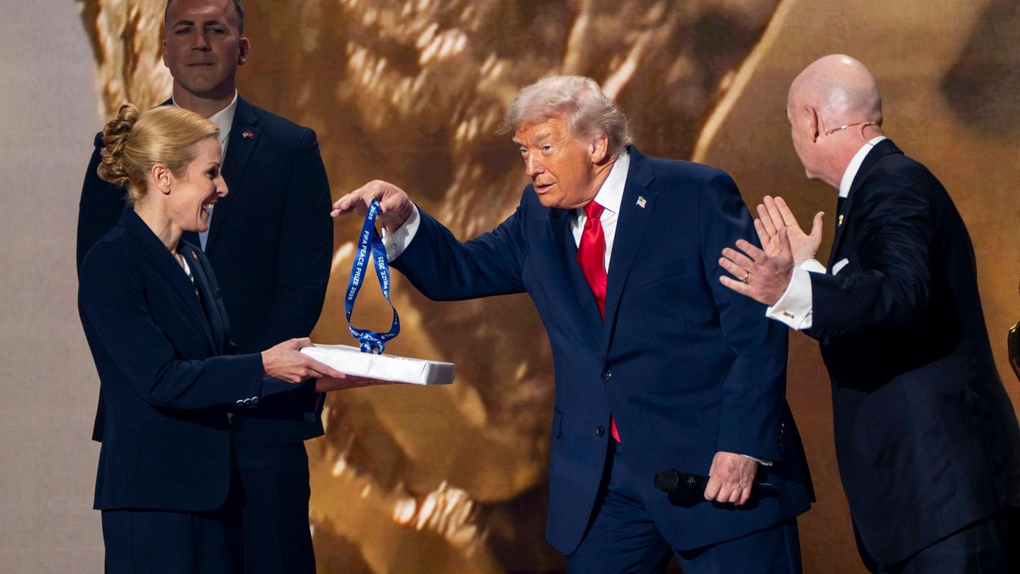 Trump prejel FIFA nagrado za mir, kar je sprožilo nove kritike in posmeh.