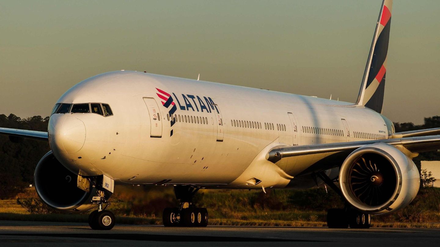 Zwischenfall-an-Flughafen-Brand-unter-Flugzeug-in-S-o-Paulo-Passagiere-evakuiert