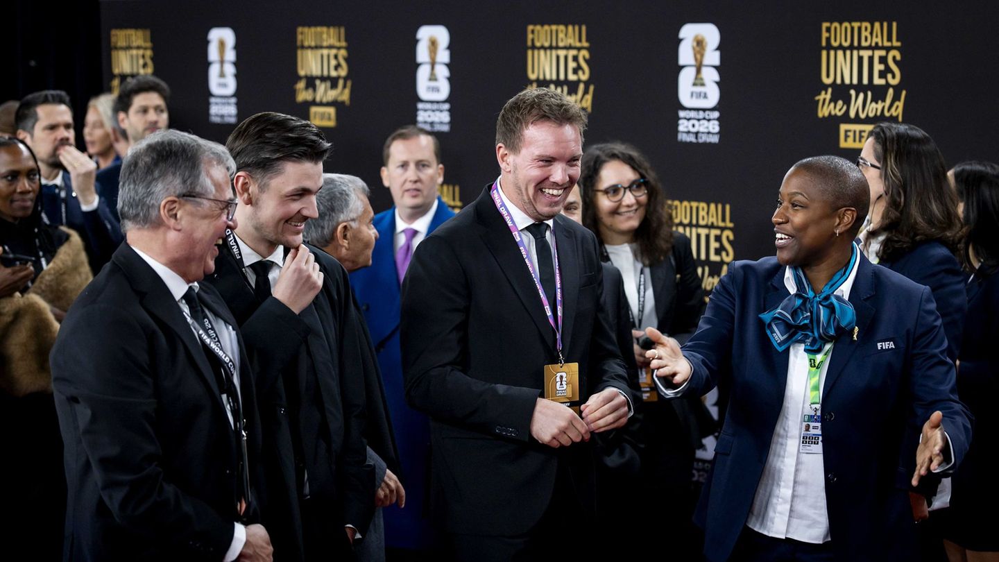 Julian Nagelsmann läuft über den Roten Teppich bei der WM-Auslosung. Foto: Koen Van Weel/ANP/dpa