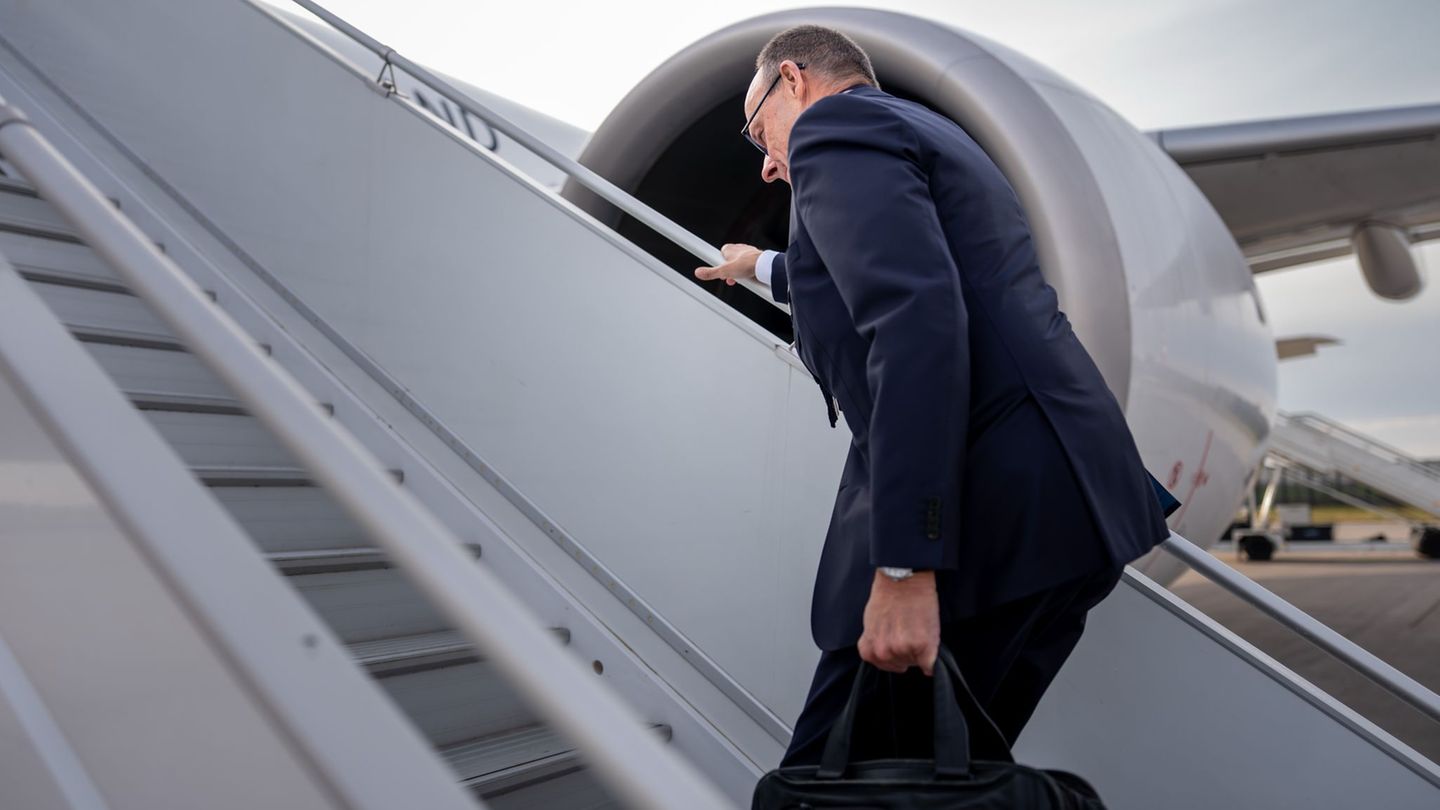 Merz beginnt seine Reise nach Jordanien. Foto: Michael Kappeler/dpa