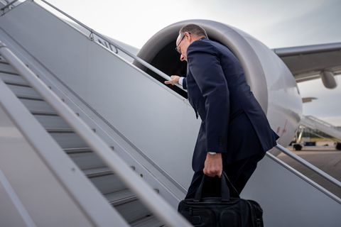 Merz beginnt seine Reise nach Jordanien. Foto: Michael Kappeler/dpa