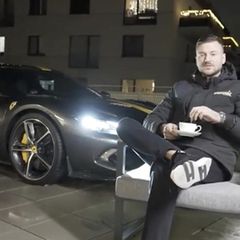 Mann parkt 300.000 Euro Ferrari auf Balkon – wegen Parkplatznot