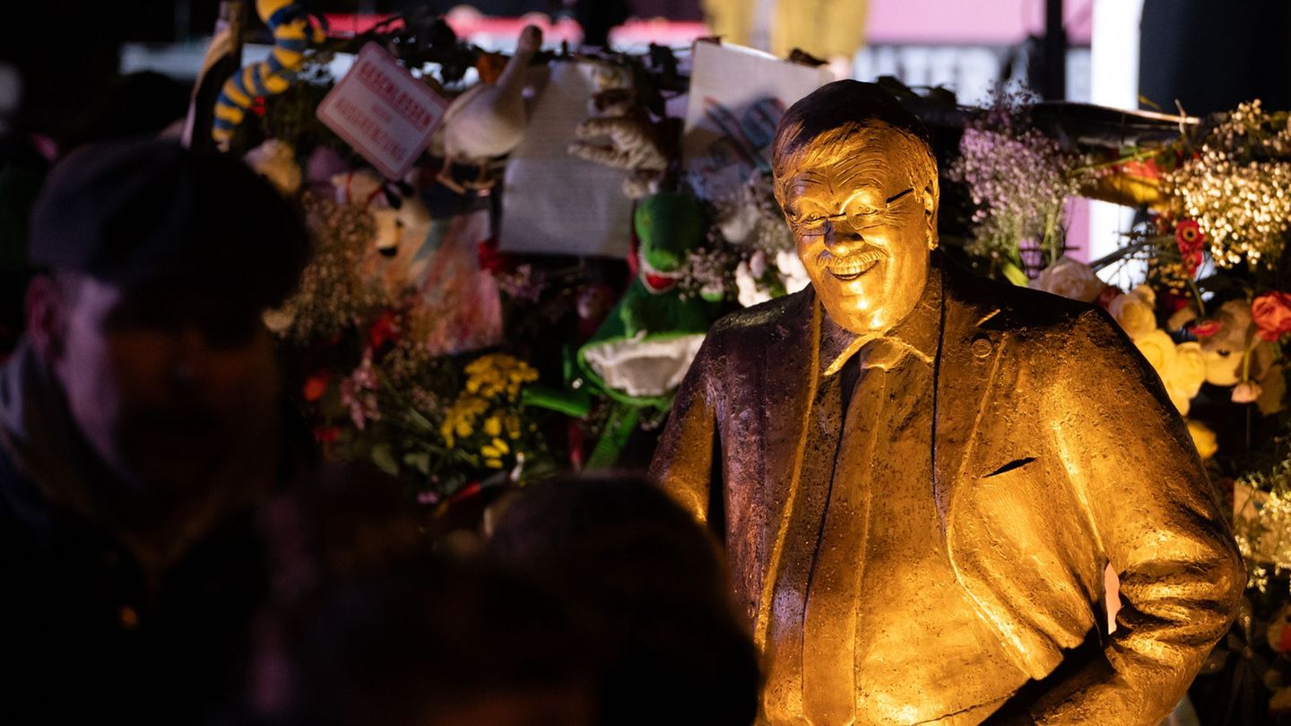 Seit Dienstag steht vor der CDU-Parteizentrale in Berlin eine Statue des ermordeten CDU-Politikers Walter Lübcke. Das Zentrum fü
