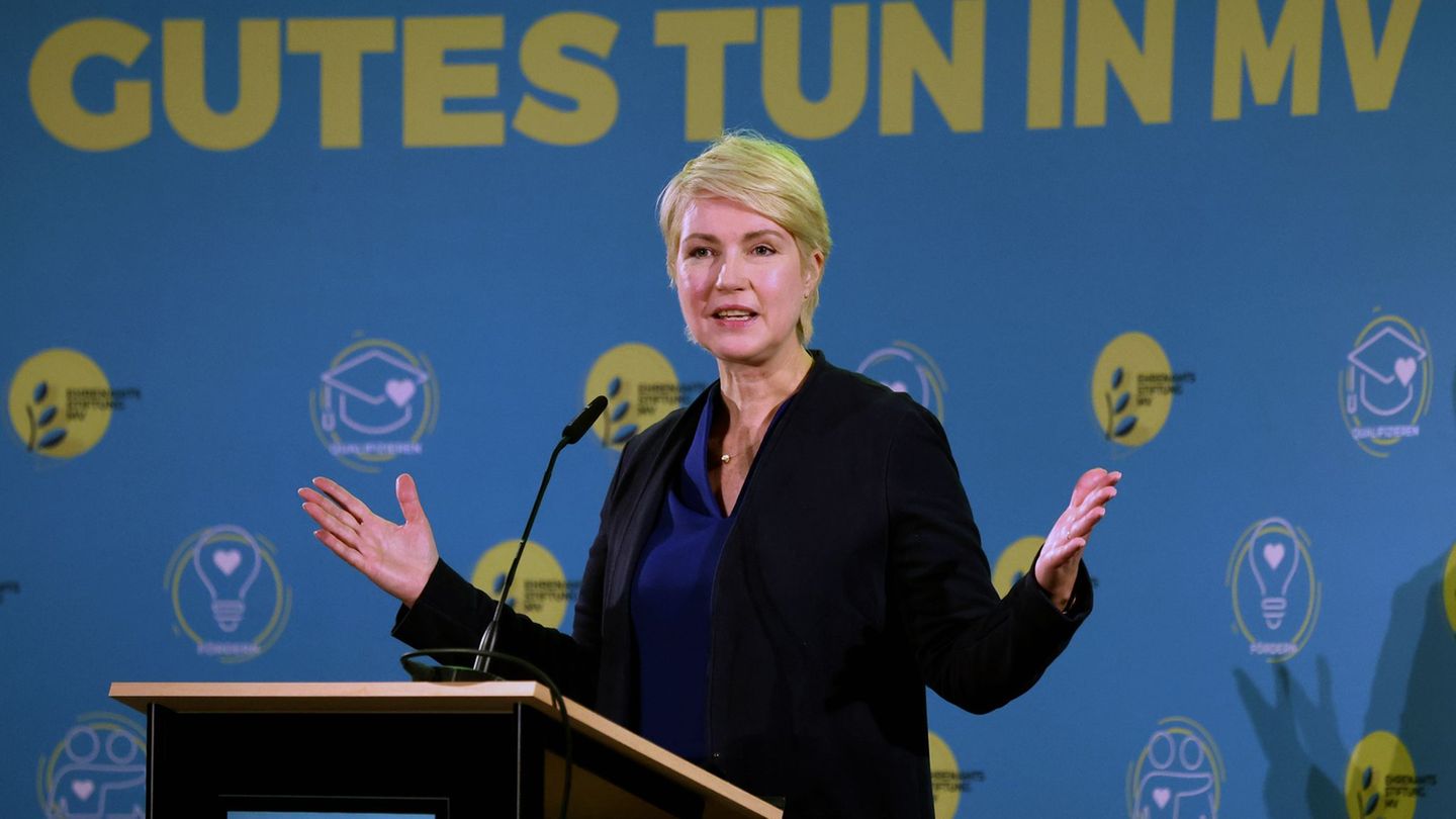 Preisverleihung-Schwesig-zeichnet-37-Ehrenamtliche-mit-Ehrennadel-aus