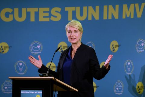 Zum Tag des Ehrenamts würdigt Schwesig, wie schon in den Jahren zuvor, ehrenamtliche Arbeit. (Archivbild) Foto: Bernd Wüstneck/d