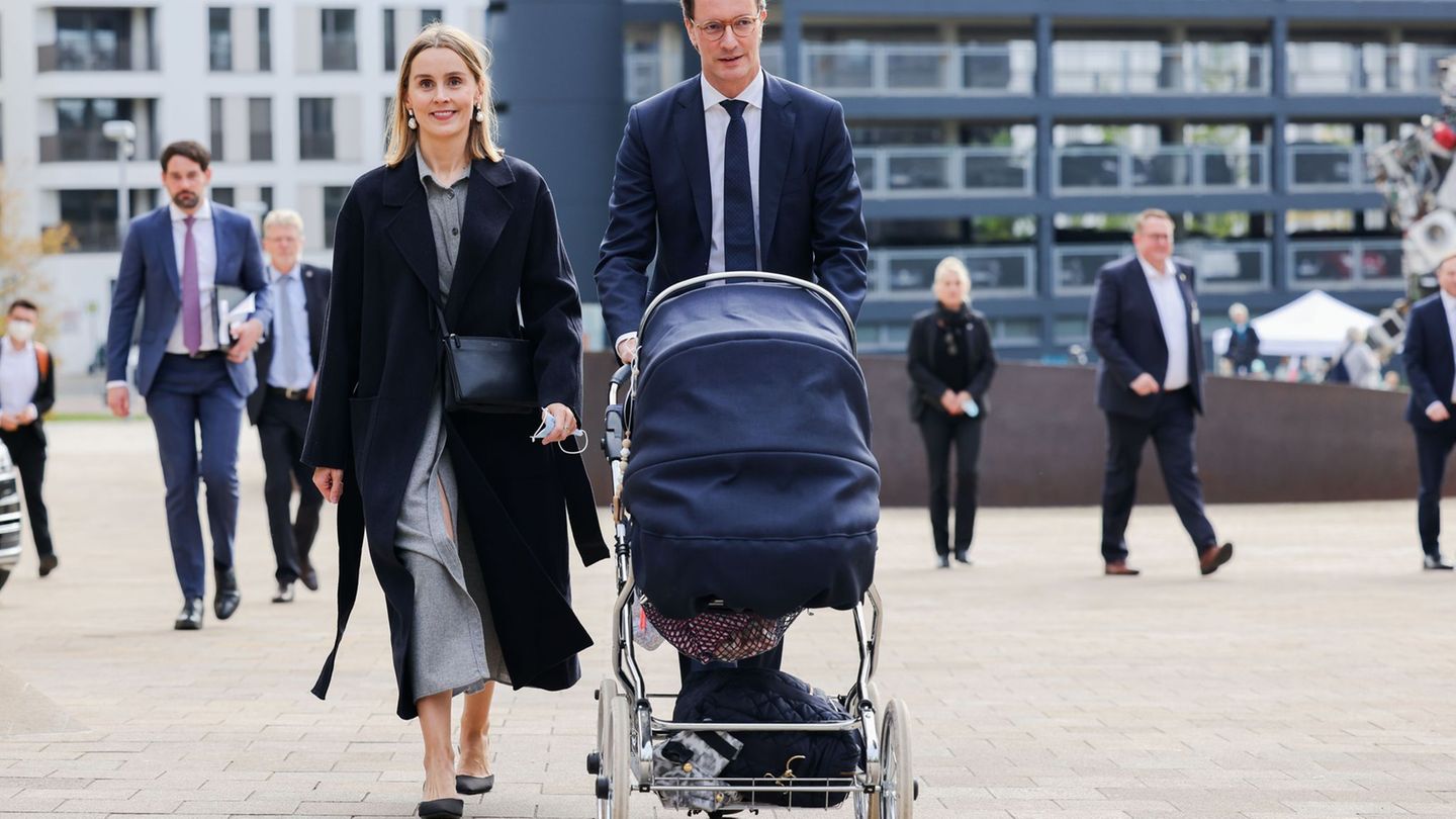 Hendrik Wüst darf bald wieder einen Kinderwagen schieben, seine Ehefrau Katharina erwartet das zweite Kind des Paares. (Archivbi