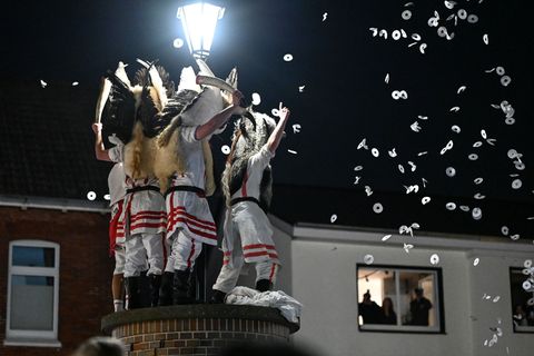 Das Klaasohm-Fest auf Borkum gehört seit Generationen für die Inselbewohner zum Höhepunkt des Jahres. Foto: Lars Penning/dpa