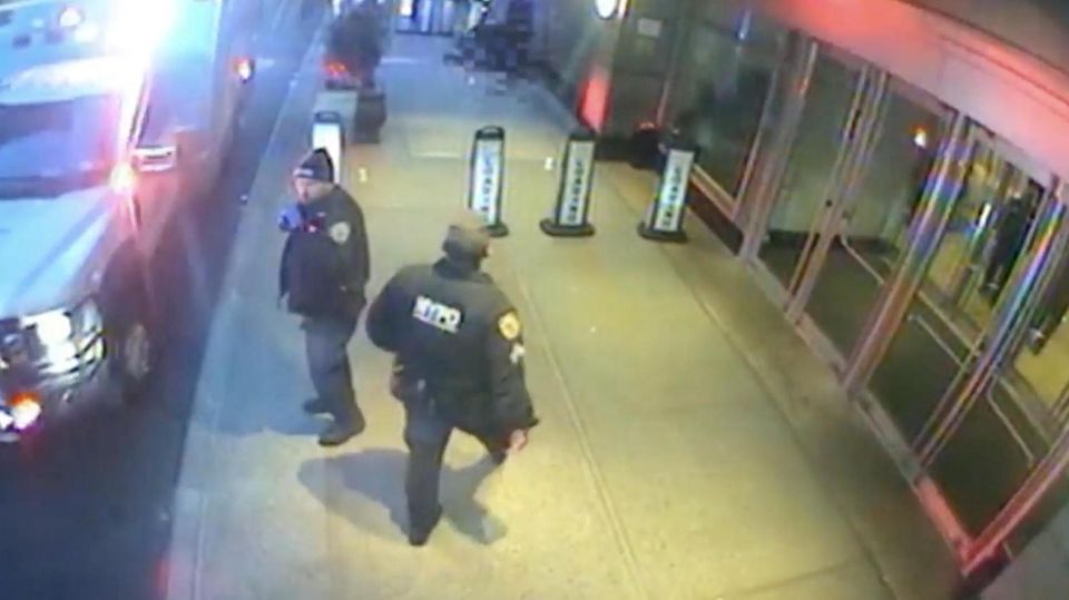 Neue Aufnahmen zeigen Momente nach Mord an Brian Thompson