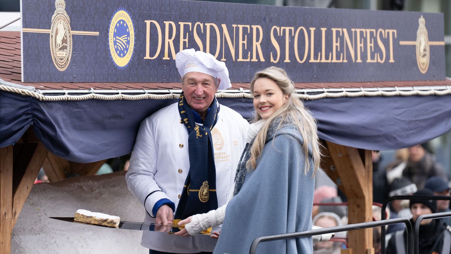 Bäckermeister Reiner Israel und Stollenmädchen Johanna Worm präsentieren zum Dresdner Stollenfest ein Stück vom Riesenstollen. F