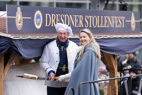 Bäckermeister Reiner Israel und Stollenmädchen Johanna Worm präsentieren zum Dresdner Stollenfest ein Stück vom Riesenstollen. F