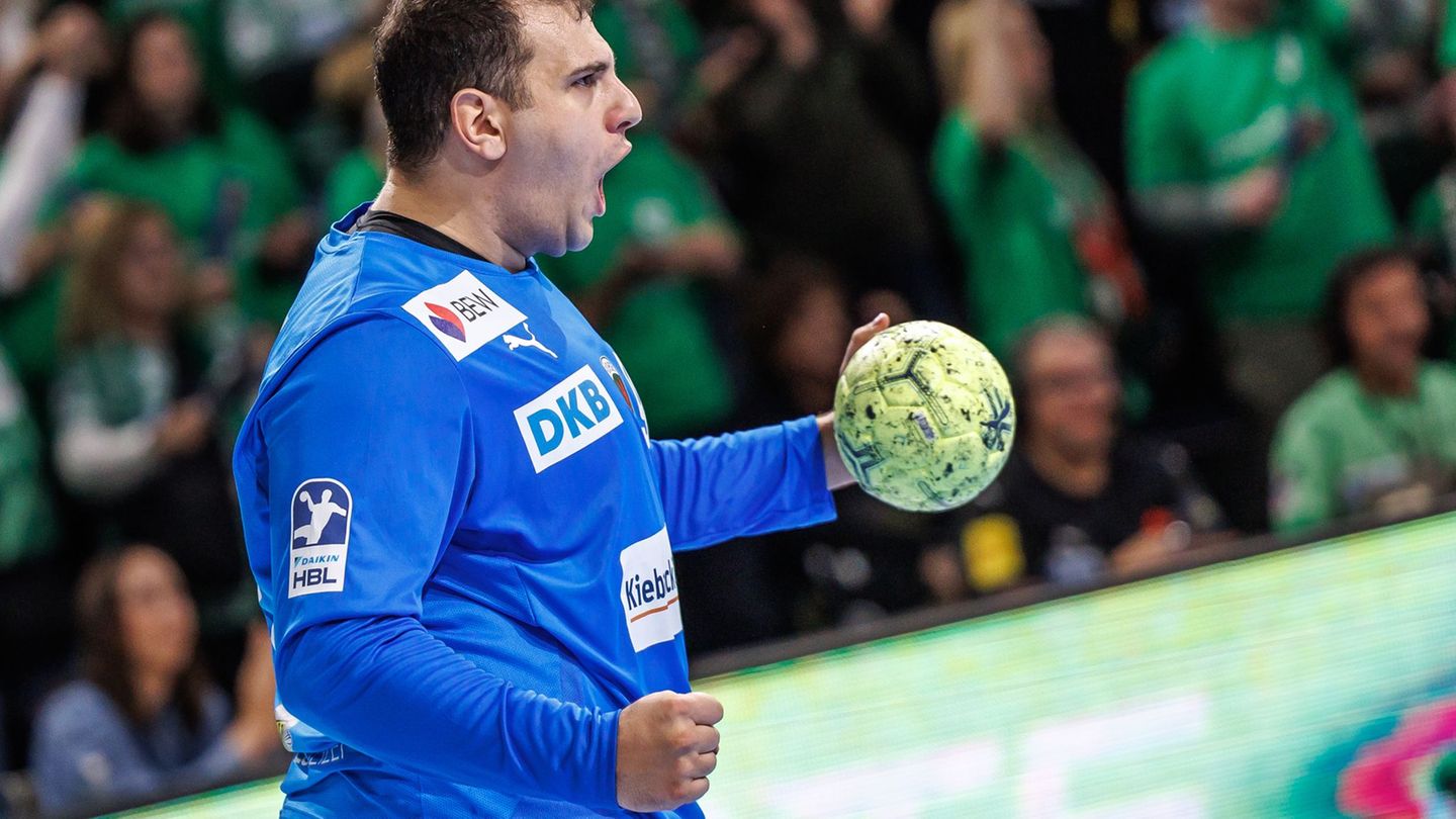 Füchse-Schlussmann Dejan Milosavljev muss weiter zuschauen. (Archivbild) Foto: Andreas Gora/dpa