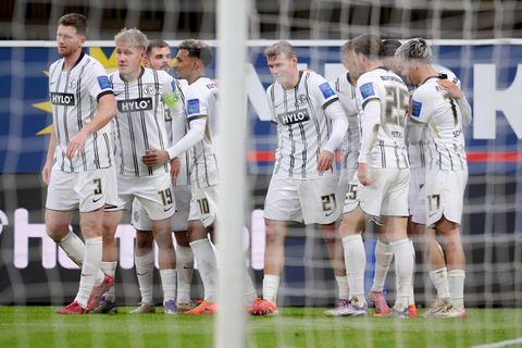 Durften in Paderborn jubeln: Die Profis der SV Elversberg. Foto: Bernd Thissen/dpa