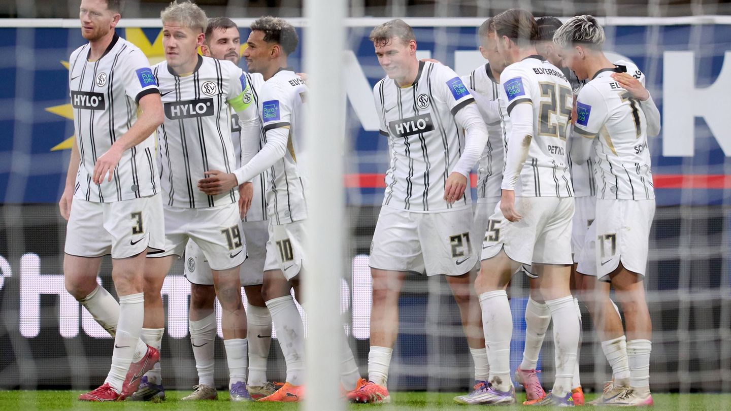 Durften in Paderborn jubeln: Die Profis der SV Elversberg. Foto: Bernd Thissen/dpa