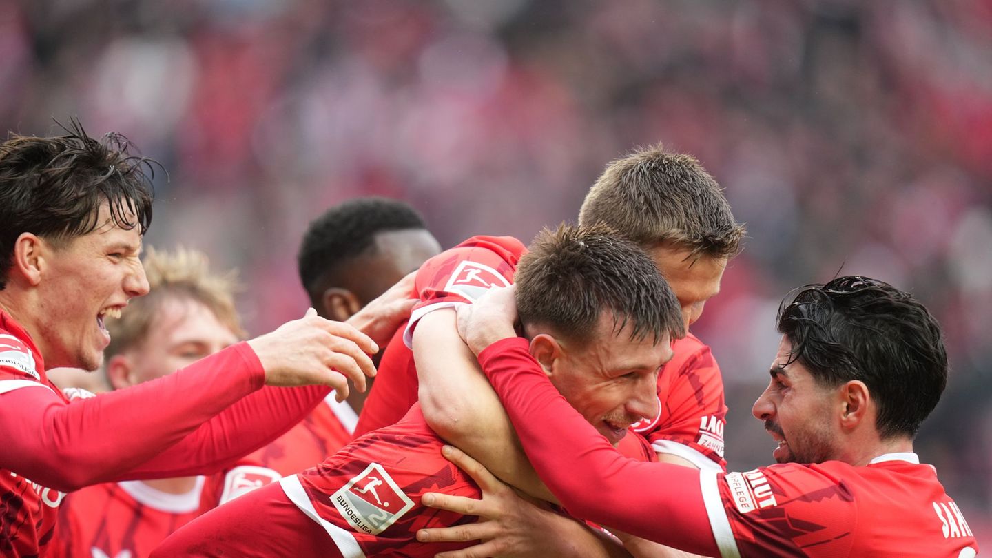 Jubel beim FCK: Mit einem Sieg gegen Dresden halten die Pfälzer Kontakt zur Tabellenspitze. Foto: Thomas Frey/dpa